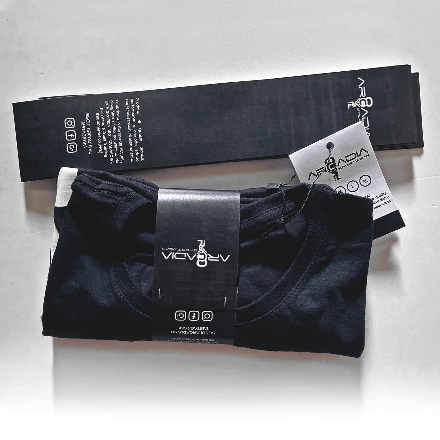 Presentazione di una T-shirt con packaging personalizzato